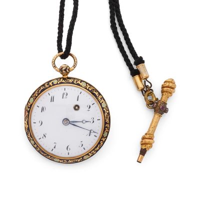 un gros plan sur une montre de poche et une clé suspendues à un collier