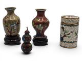 trois vases avec des motifs différents assis l'un à côté de l'autre