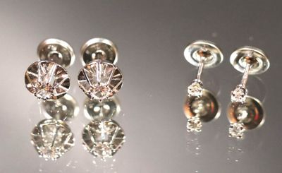 trois paires de boucles d'oreilles posées sur une table