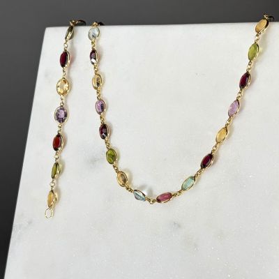 un gros plan sur un collier orné de pierres multicolores