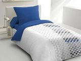 La couette est bleue et blanche, avec des pois.