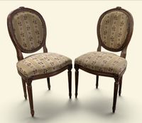 Paire de chaises à dossier médaillon en chêne mouluré et scu…
