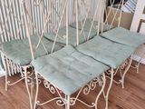quatre chaises et un banc dans une pièce équipée d'un radiateur