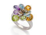 un gros plan d'une bague en argent sertie de pierres multicolores