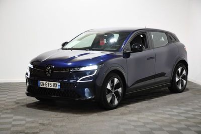 un SUV Volkswagen bleu garé dans une pièce au sol à carreaux