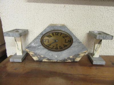 163.55 - ENSEMBLE PENDULE + DEUX PRESENTOIRS EN MARBRE ET AL… - Photo 1