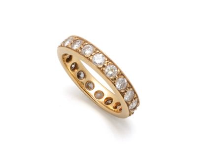une bague « éternité » en or jaune 18 carats et diamants