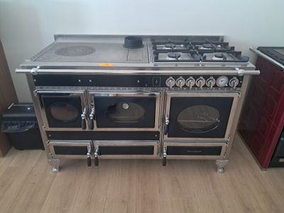 une cuisinière surmontée de deux fours, dans une cuisine
