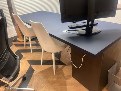 un bureau équipé d'un écran d'ordinateur et d'un clavier