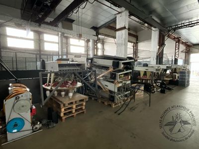 une grande machine placée au milieu d'une pièce
