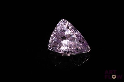 gros plan d'un diamant violet sur une surface noire