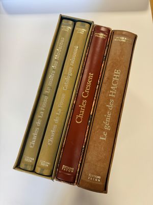 trois livres sont empilés sur une table