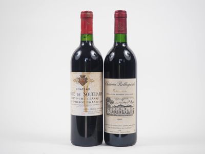 deux bouteilles de vin posées l'une à côté de l'autre sur une surface blanche