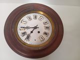 une horloge accrochée au mur et comportant des chiffres romains