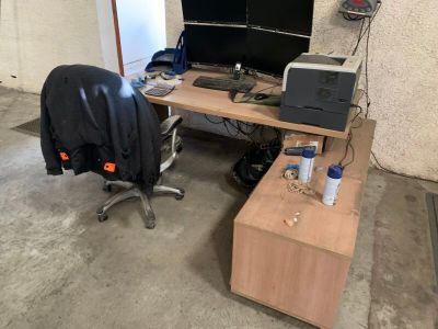 Bureau simple, avec caisson. On joint un fauteuil de bureau.