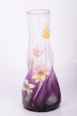 un vase en verre orné de fleurs peintes sur fond blanc