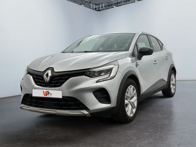 le nouveau renault c - cross suv est garé dans un showroom