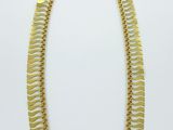 un collier en or sur fond blanc