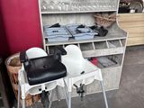 une table avec une chaise et une étagère sur laquelle sont posées des bouteilles