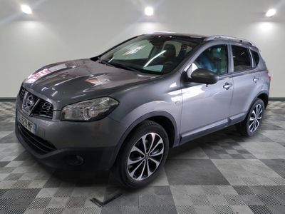 nissan qxv dans une salle d'exposition au sol en damier