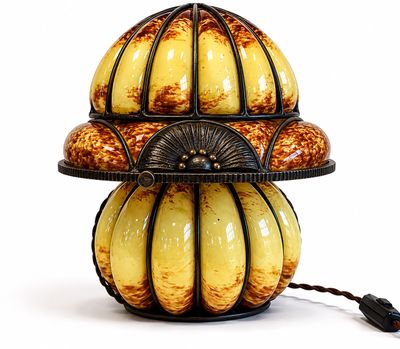 une lampe posée sur une table