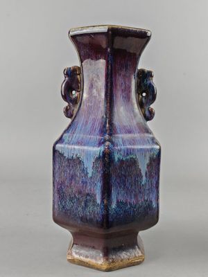 un vase violet posé sur une table