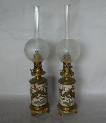 paire de lampes anciennes en laiton et en verre, ornées d'oiseaux et de fleurs
