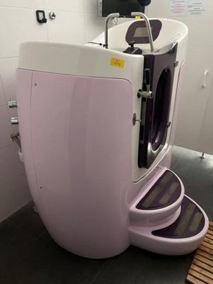 salle de bains violette et blanche équipée de toilettes, d'un lavabo et d'une cabine de douche