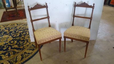 paire de chaises anciennes en bois avec coussins rembourrés