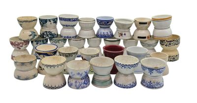 de nombreux vases de styles variés posés sur une surface blanche