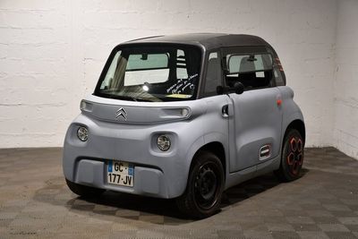 une petite voiture garée dans un garage