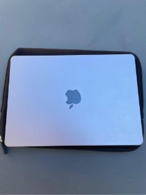 un ordinateur portable posé sur une table