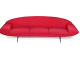 Le canapé rouge est posé sur une surface blanche, avec un fond blanc.
