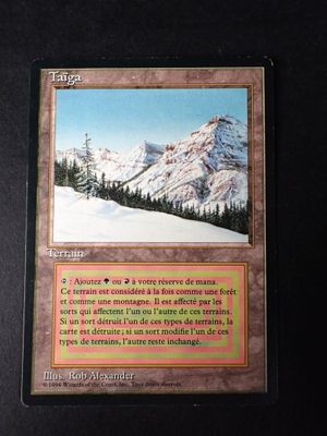 un gros plan sur une carte posée sur une table, avec une montagne en arrière-plan