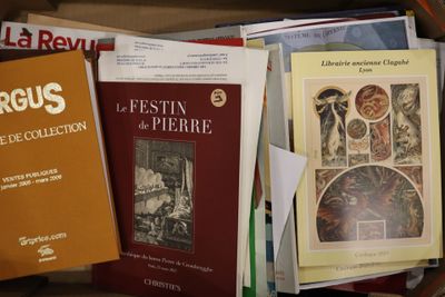 plusieurs livres sont empilés dans une boîte