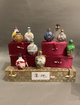 une exposition de divers vases présentés dans une vitrine