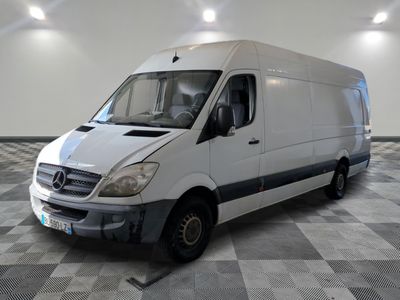 une camionnette blanche garée dans une pièce