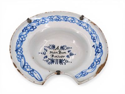 PLAT A BARBE en faïence, à décor en camaïeu bleu, le fond po…