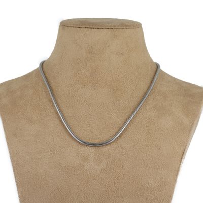 gros plan d'un torse de mannequin portant un collier