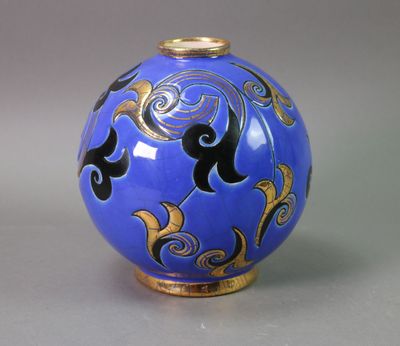 une image représentant un vase bleu orné de motifs dorés