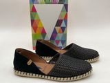une paire de chaussures pour femme avec une boîte sur le côté