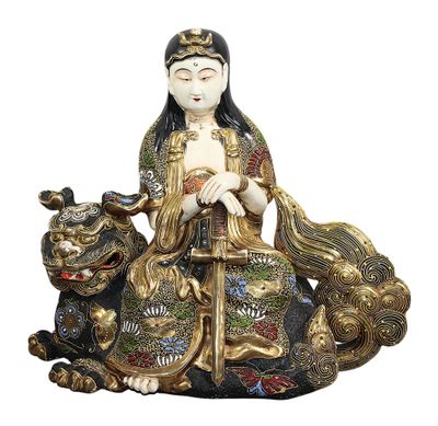 statue représentant une femme assise sur un dragon, une épée à la main