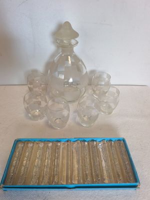 un petit plateau avec beaucoup de verres vides et une bouteille
