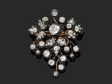 une broche en forme de grappe de diamants, signée Van Cleef