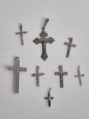 Lot de huit pendentifs en forme de croix catholiques en méta…