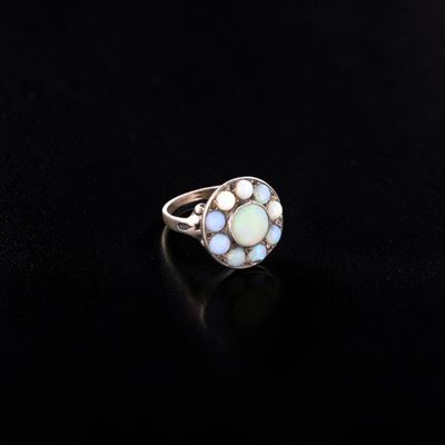 Bague en argent (800e), stylisant une fleur ornée de cabocho… - Photo 1