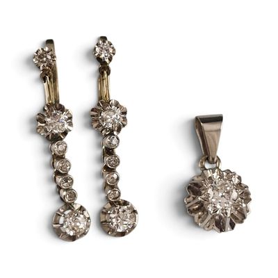 deux paires de boucles d'oreilles en diamant et un pendentif