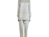 une photo d'un mannequin vêtu de vêtements blancs
