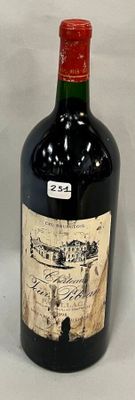 une bouteille de vin posée sur une table