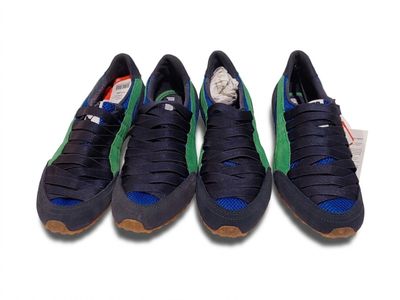 trois paires de chaussures de tennis sont alignées sur une surface blanche